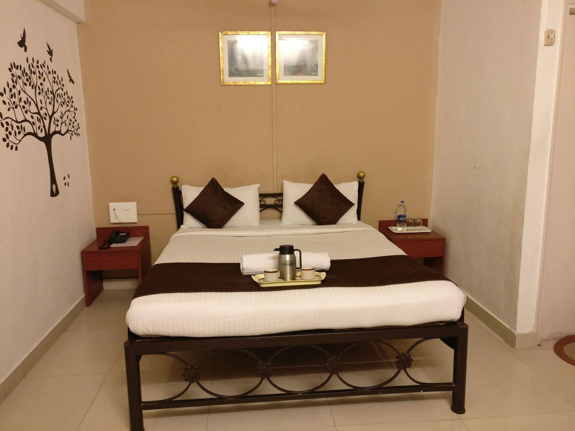 Oyo 1065 Hotel Hmr Royal Inn Pune Dış mekan fotoğraf