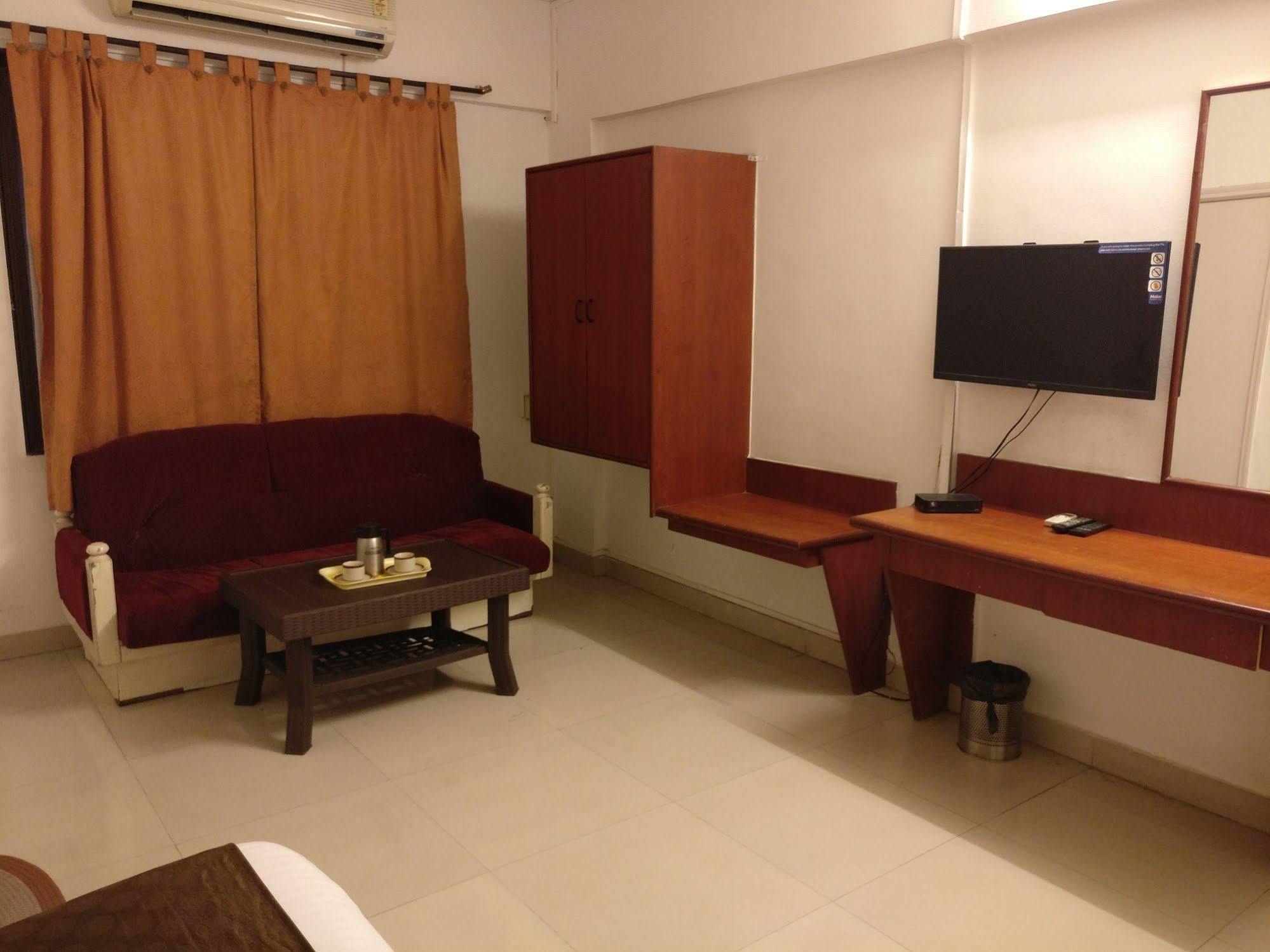 Oyo 1065 Hotel Hmr Royal Inn Pune Dış mekan fotoğraf