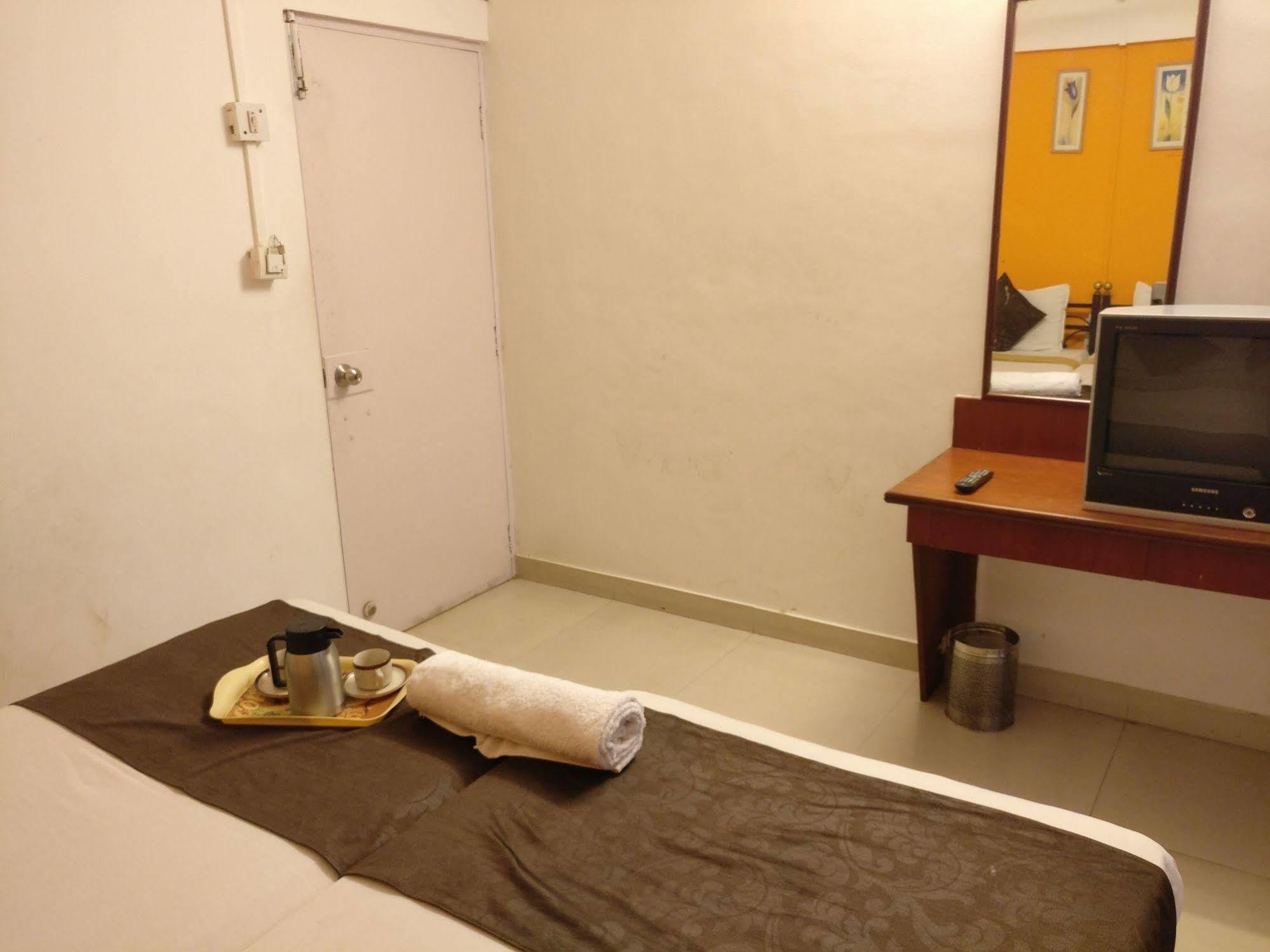 Oyo 1065 Hotel Hmr Royal Inn Pune Dış mekan fotoğraf