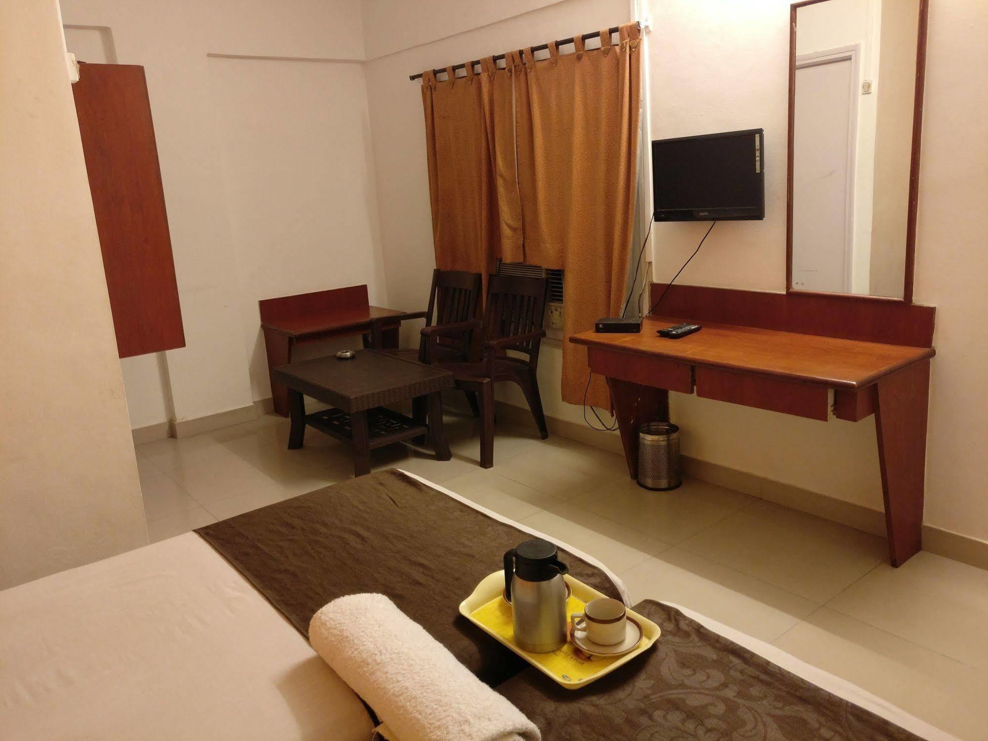 Oyo 1065 Hotel Hmr Royal Inn Pune Dış mekan fotoğraf