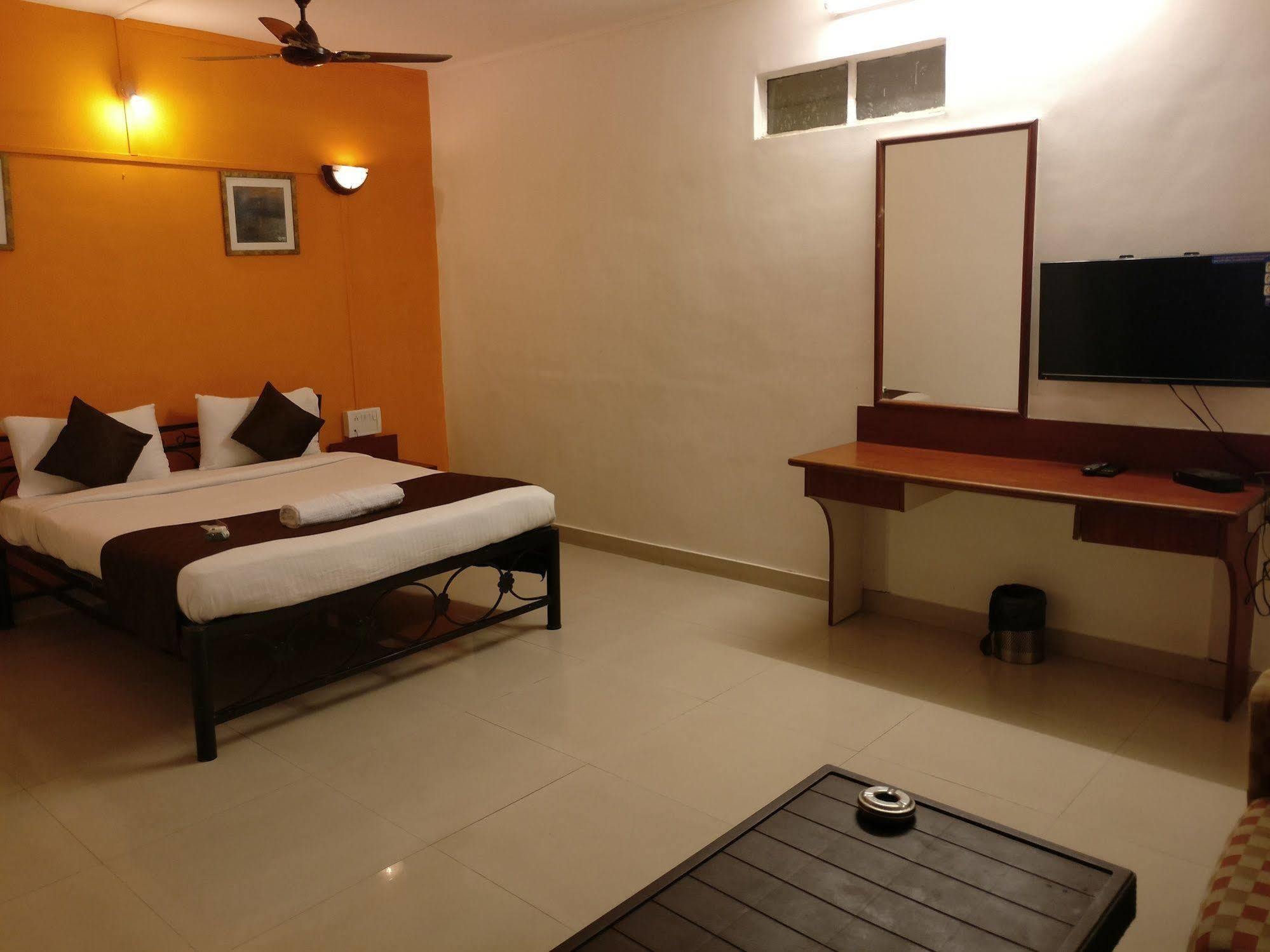 Oyo 1065 Hotel Hmr Royal Inn Pune Dış mekan fotoğraf