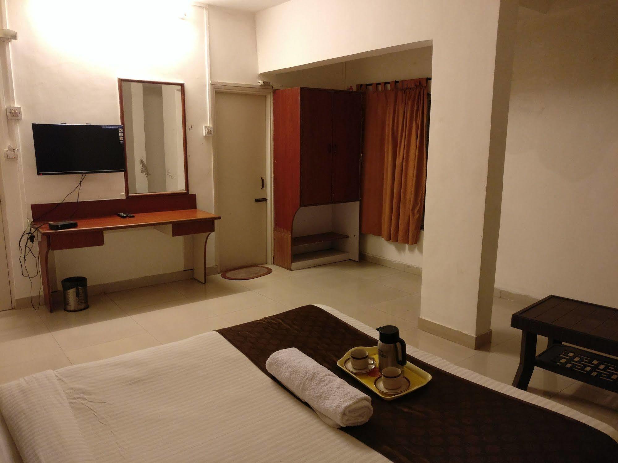 Oyo 1065 Hotel Hmr Royal Inn Pune Dış mekan fotoğraf