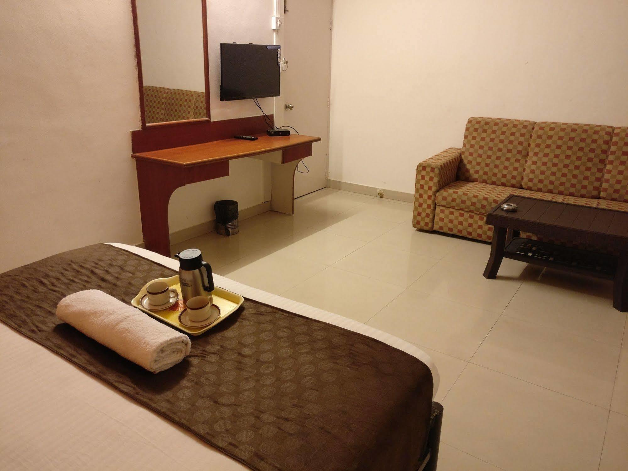 Oyo 1065 Hotel Hmr Royal Inn Pune Dış mekan fotoğraf