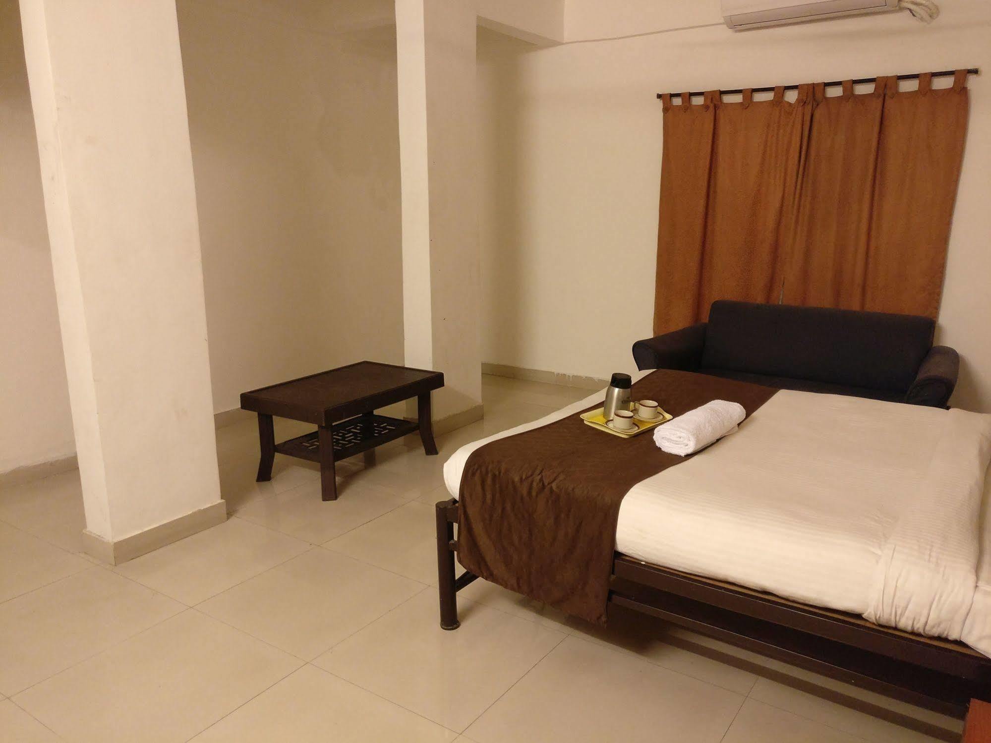 Oyo 1065 Hotel Hmr Royal Inn Pune Dış mekan fotoğraf