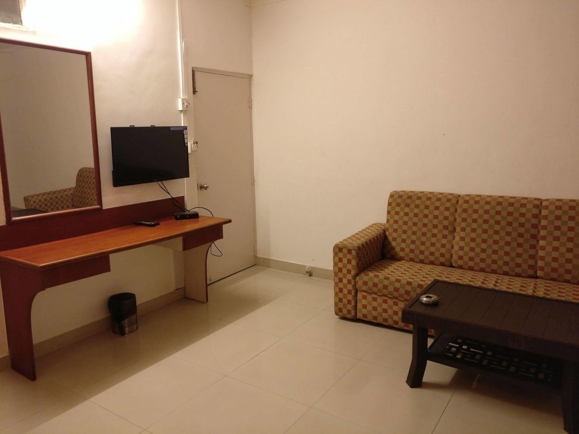 Oyo 1065 Hotel Hmr Royal Inn Pune Dış mekan fotoğraf