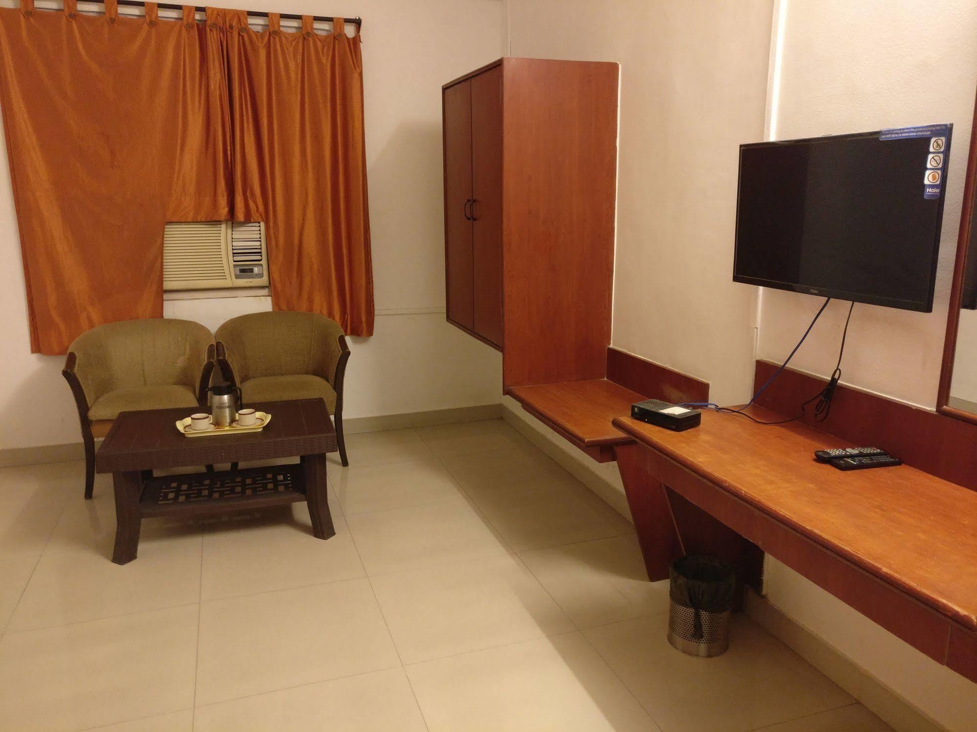 Oyo 1065 Hotel Hmr Royal Inn Pune Dış mekan fotoğraf